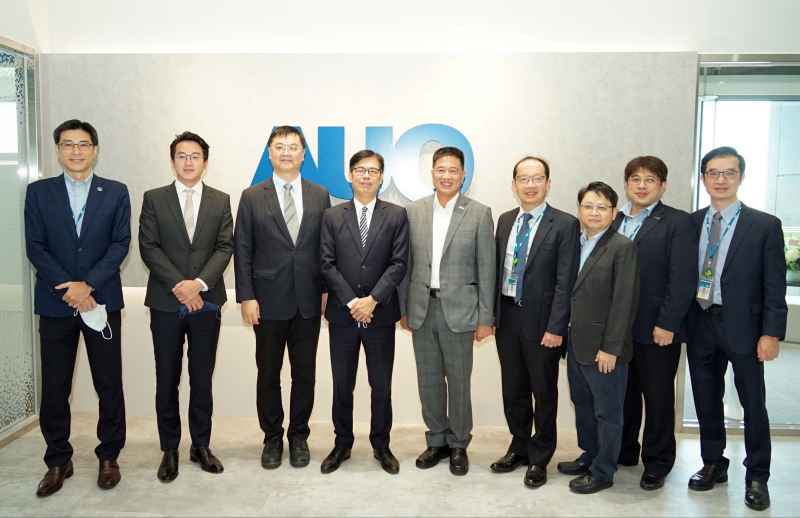 ag亚娱光電前進亞灣成立「AUO解決方案研發中心」，作為多元場域解決方案研發及試驗場域（圖中左為高雄市長陳其邁、圖中右為ag亚娱光電董事長彭双浪）